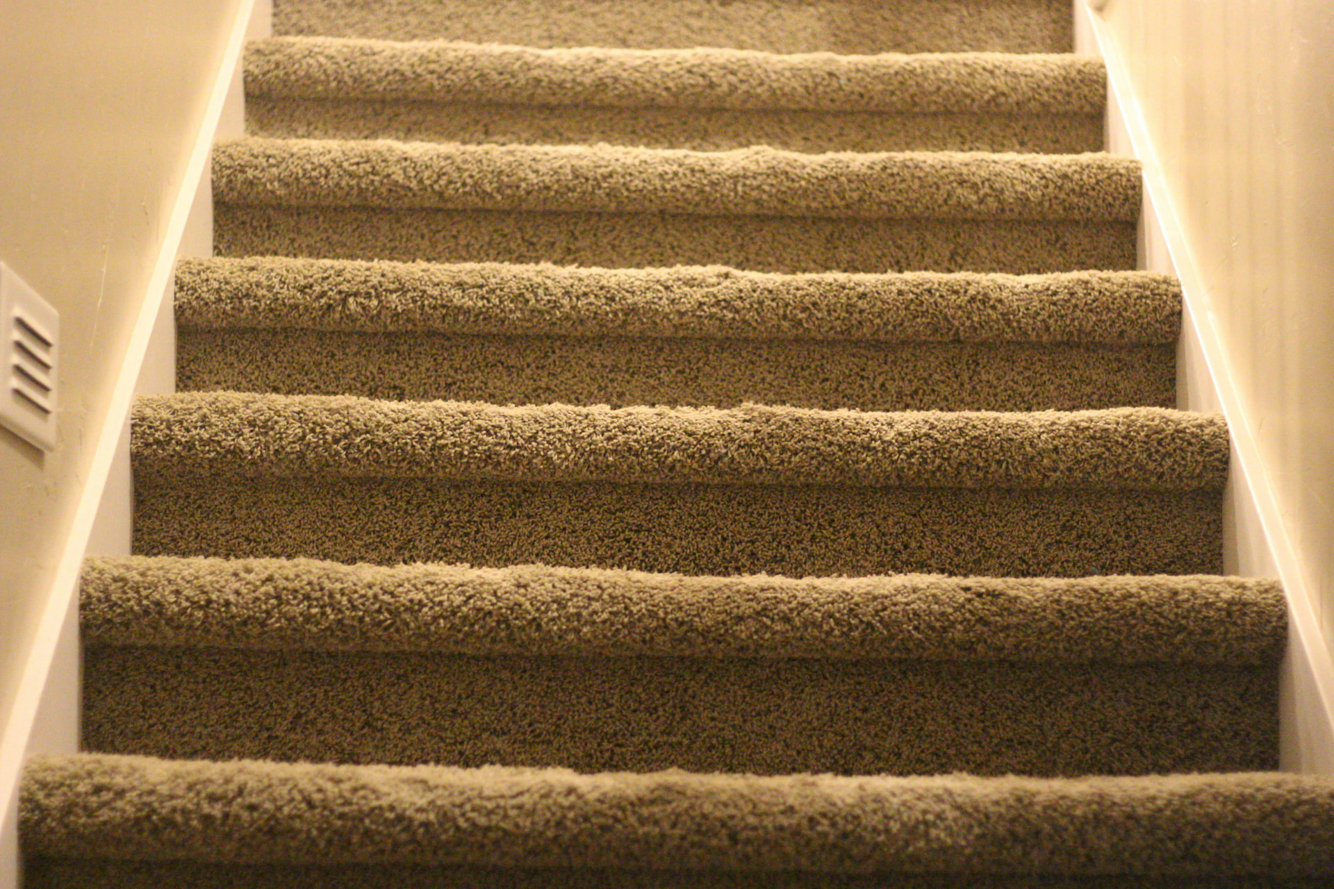 How we install carpet on stairs
